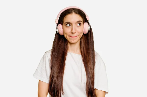 Kafkasyalı Kulaklık Takan Genç Bir Kadının Kafası Karışmış Kendinden Emin — Stok fotoğraf