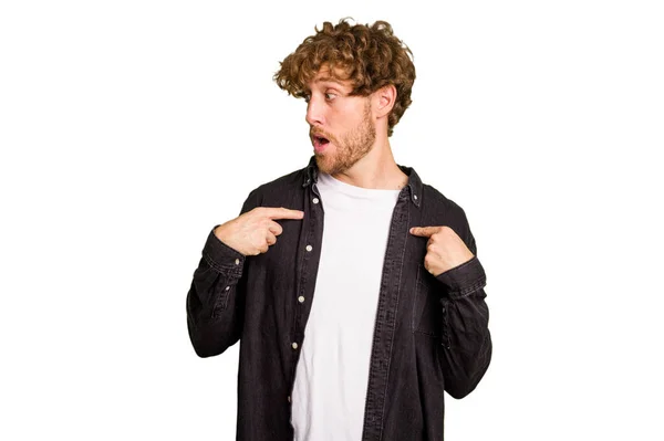 Young Caucasian Man Isolated Green Chroma Background Surprised Pointing Finger — Stock Photo, Image
