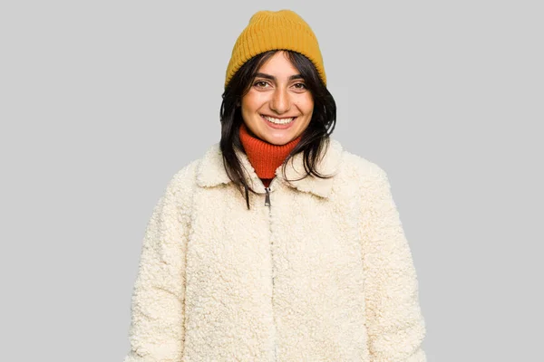 Mulher Indiana Jovem Usando Casaco Inverno Boné Isolado Feliz Sorridente — Fotografia de Stock