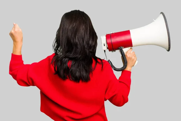 Jonge Indiase Vrouw Met Een Megafoon Geïsoleerd — Stockfoto