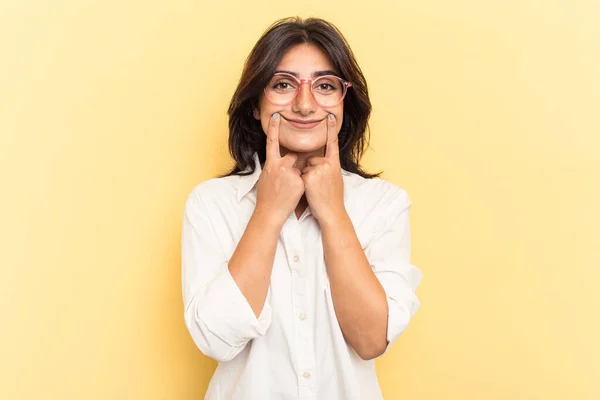 Young Indian Woman Isolated Yellow Background Doubting Two Options — Stock Photo, Image