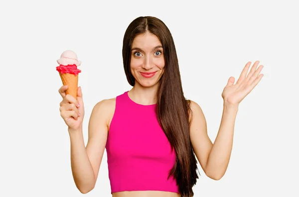 Dondurma Yiyen Beyaz Bir Kadın Hoş Bir Sürprizle Karşılaştı Heyecanlandı — Stok fotoğraf