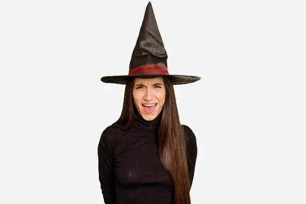 Mladá Běloška Oblečená Jako Čarodějnice Halloween Den Izolované Křičí Velmi — Stock fotografie