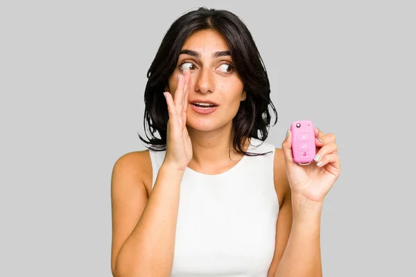 Young Indian Woman Holding Car Keys Isolated Saying Secret Hot — Stock Photo, Image