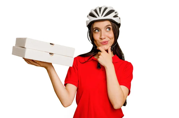 Elinde Pizza Taşıyan Beyaz Bir Kadın Şüpheli Şüpheci Bir Ifadeyle — Stok fotoğraf