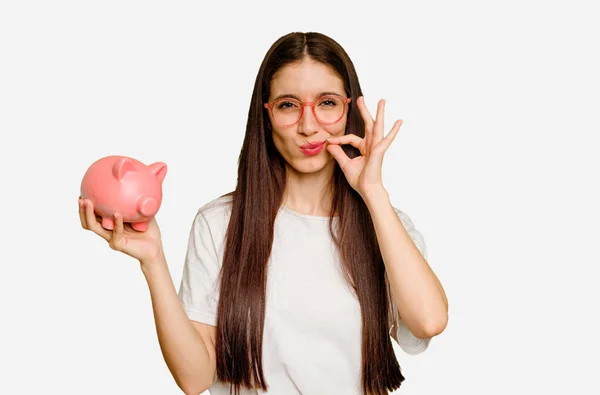 Mulher Caucasiana Jovem Segurando Banco Porquinho Isolado Com Dedos Nos — Fotografia de Stock