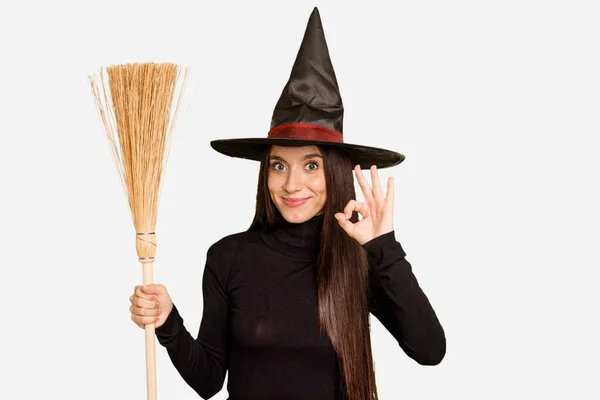 年轻的高加索女人穿得像个女巫 手里拿着一把扫帚 快乐而自信地摆出一副不错的姿势 — 图库照片