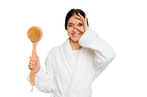 Młody Biały Kobieta Trzyma Prysznic Szczotka Odizolowany Podekscytowany Utrzymanie Gest — Zdjęcie stockowe