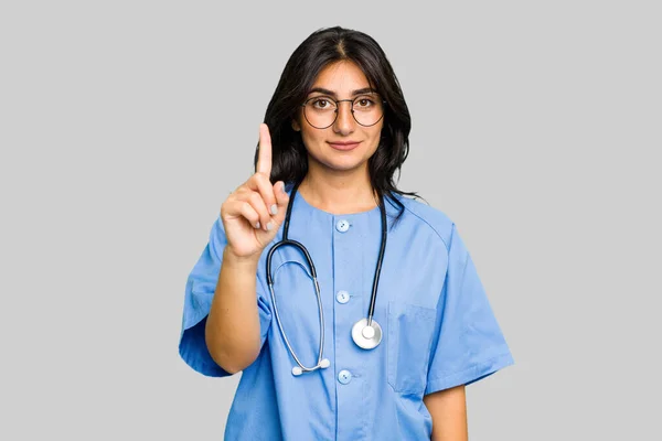 인도의 간호사가 손가락으로 외따로 주었다 — 스톡 사진