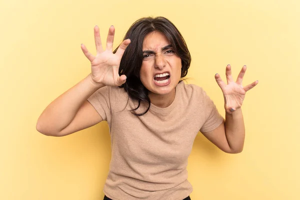 Jonge Indiase Vrouw Geïsoleerd Gele Achtergrond Tonen Klauwen Imiteren Van — Stockfoto