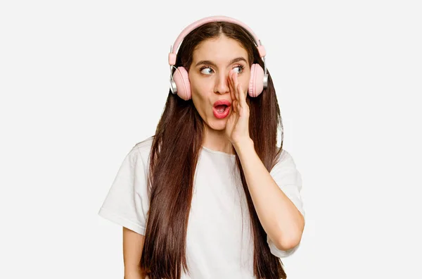 Jovem Caucasiana Usando Fones Ouvido Isolado Está Dizendo Segredo Quente — Fotografia de Stock