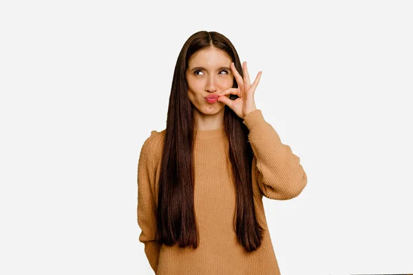 Mulher Cabelo Longo Caucasiano Jovem Isolado Com Dedos Nos Lábios — Fotografia de Stock