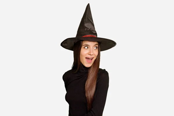Giovane Donna Caucasica Vestita Strega Halloween Isolato Guarda Parte Sorridente — Foto Stock