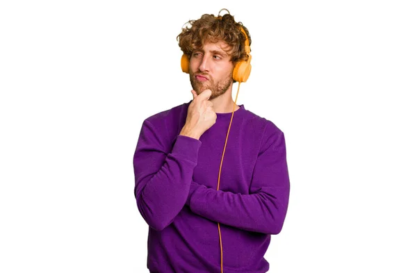 Joven Escuchando Música Con Auriculares — Foto de Stock