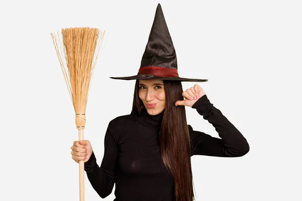 Jovem Caucasiana Vestida Como Uma Bruxa Segurando Uma Vassoura Isolada — Fotografia de Stock