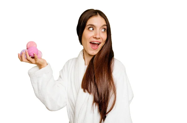 Jonge Blanke Vrouw Met Aromatische Ballen Geïsoleerde Kijkt Opzij Glimlachend — Stockfoto