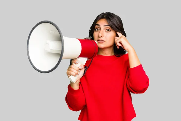 Jonge Indiase Vrouw Met Een Megafoon Geïsoleerd — Stockfoto