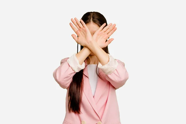 Молодая Кавказская Женщина Длинными Волосами Изолирована Держит Две Руки Скрещенными — стоковое фото