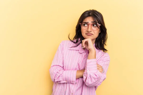 Mujer India Joven Aislada Sobre Fondo Amarillo Confundida Siente Dudosa — Foto de Stock