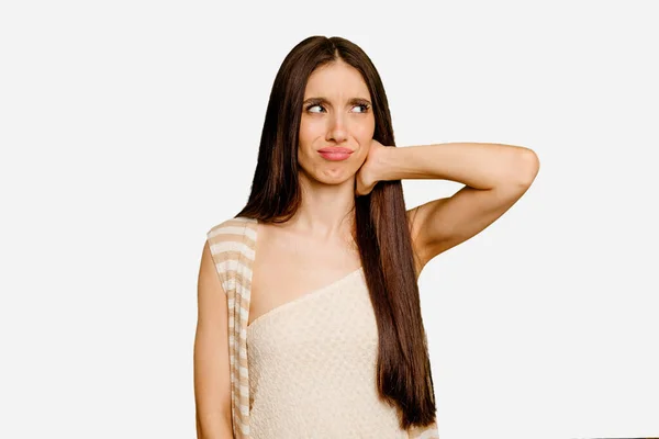 Kafkasyalı Uzun Saçlı Genç Bir Kadın Ensesine Dokunup Düşünüyor Bir — Stok fotoğraf