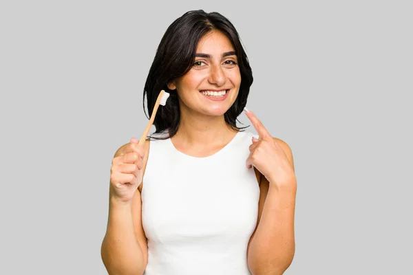 Młoda Hinduska Kobieta Trzyma Szczoteczkę Zębów Izolatce — Zdjęcie stockowe