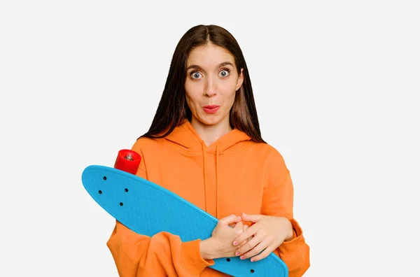 Jong Skater Kaukasische Vrouw Geïsoleerde Schouders Schouders Open Ogen Verward — Stockfoto