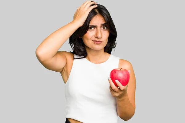 Młoda Hinduska Kobieta Trzymająca Jabłko Zdrowy Tryb Życia Odizolowana Będąc — Zdjęcie stockowe