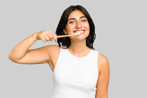Jovem Indiana Segurando Uma Escova Dentes Isolada — Fotografia de Stock