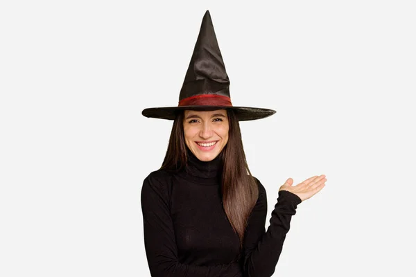 Giovane Donna Caucasica Vestita Strega Giorno Halloween Isolata Mostrando Uno — Foto Stock