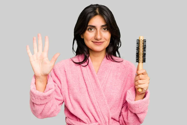 Bornozlu Genç Hintli Kadın Elinde Saç Fırçası Izole Edilmiş Gülümseyen — Stok fotoğraf