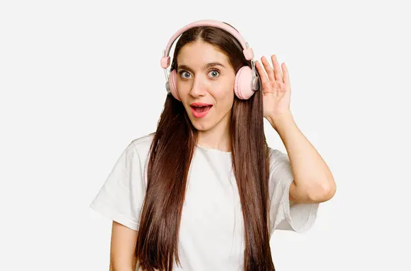 Jovem Caucasiana Usando Fones Ouvido Isolado Tentando Ouvir Uma Fofoca — Fotografia de Stock