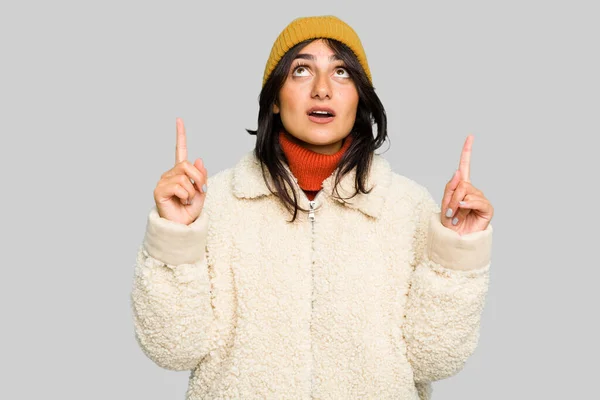 Νεαρή Ινδή Γυναίκα Που Φοράει Χειμωνιάτικο Μπουφάν Και Μάλλινο Καπέλο — Φωτογραφία Αρχείου