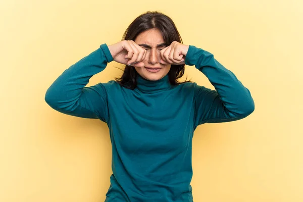 Ung Indisk Kvinna Isolerad Gul Bakgrund Gnälla Och Gråta Tröstlöst — Stockfoto