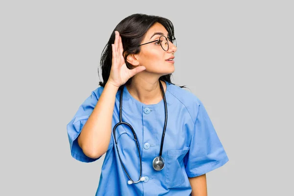 Junge Krankenschwester Indische Frau Isoliert Versucht Einen Klatsch Hören — Stockfoto