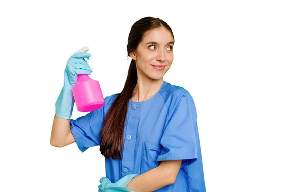 Young Cleaner Caucasian Woman Isolated Looks Aside Smiling Cheerful Pleasant — Stock Photo, Image