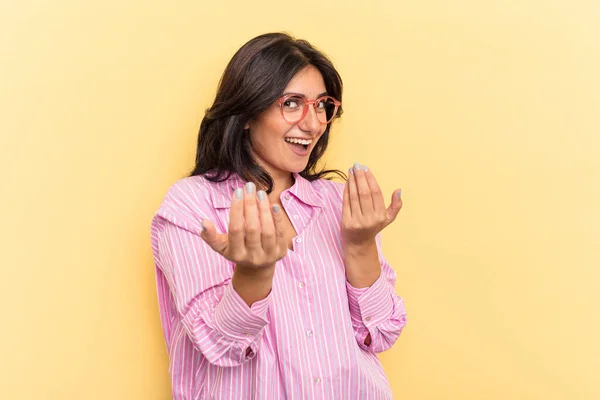 Jovem Indiana Mulher Isolado Amarelo Fundo Apontando Com Dedo Para — Fotografia de Stock