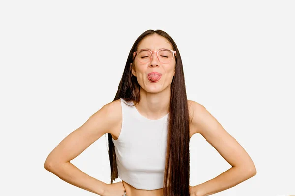 Jovem Caucasiano Longo Cabelo Mulher Isolado Engraçado Amigável Saindo Língua — Fotografia de Stock