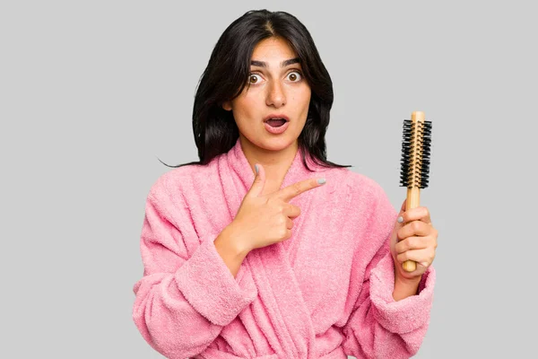 Yanında Saç Fırçası Tutan Bornozlu Genç Hintli Kadın — Stok fotoğraf