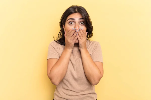 Jonge Indiase Vrouw Geïsoleerd Gele Achtergrond Geschokt Bedekken Mond Met — Stockfoto