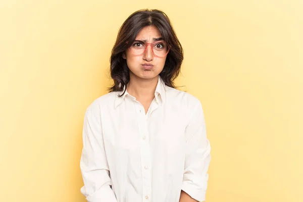 Νεαρή Ινδή Γυναίκα Απομονωμένη Κίτρινο Φόντο Φυσάει Μάγουλα Έχει Κουραστεί — Φωτογραφία Αρχείου