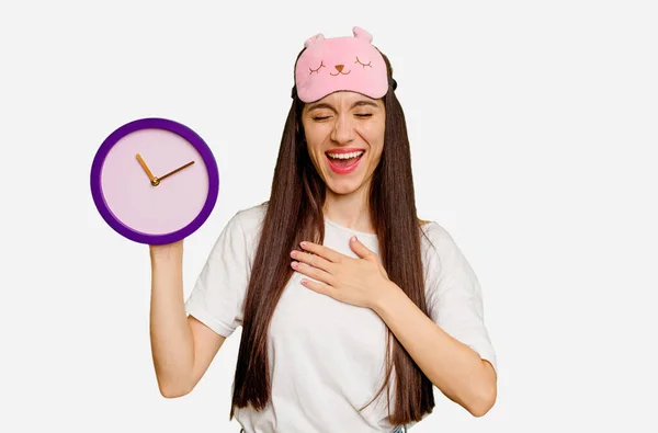 Młoda Biała Kobieta Piżamie Trzymająca Zegar Śmieje Się Głośno Trzymając — Zdjęcie stockowe