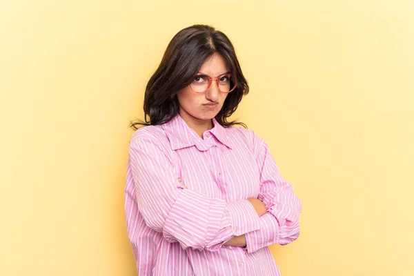 Jonge Indiase Vrouw Geïsoleerd Gele Achtergrond Fronsend Gezicht Ongenoegen Houdt — Stockfoto