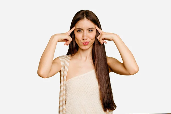 Молодая Кавказская Женщина Длинными Волосами Сосредоточилась Задаче Показывая Пальцами Голову — стоковое фото