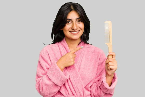 Bornozlu Genç Bir Kadın Elinde Saç Tarağıyla Izole Edilmiş Gülümseyen — Stok fotoğraf