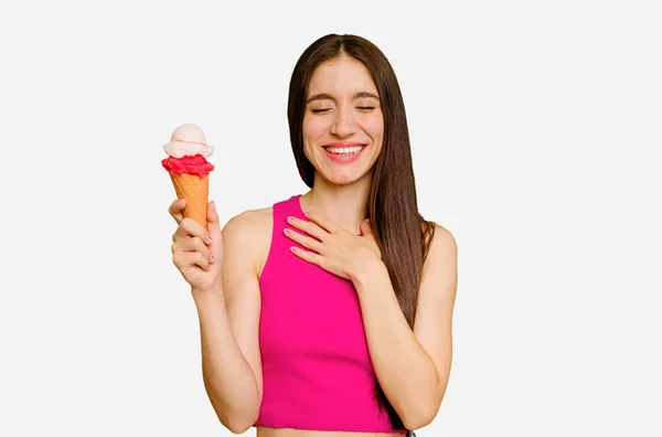 Jovem Caucasiana Comendo Sorvete Isolado Alto Mantendo Mão Peito — Fotografia de Stock