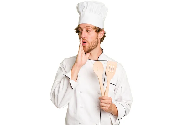 Jovem Cozinheiro Homem Isolado Fundo Branco Está Dizendo Segredo Quente — Fotografia de Stock