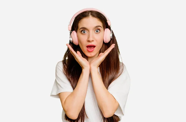 Νεαρή Λευκή Γυναίκα Που Φοράει Ακουστικά Απομονωμένη Έκπληκτη Και Σοκαρισμένη — Φωτογραφία Αρχείου