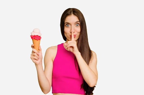 Jovem Caucasiana Comendo Sorvete Isolado Guardando Segredo Pedindo Silêncio — Fotografia de Stock