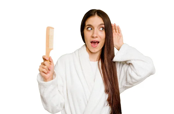 Jonge Kaukasische Vrouw Houden Een Haar Kam Geïsoleerd Proberen Luisteren — Stockfoto