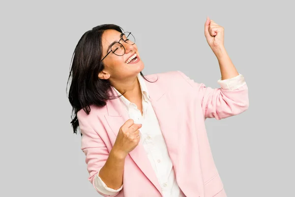 Junge Indische Geschäftsfrau Rosa Anzug Hebt Nach Einem Sieg Vereinzelt — Stockfoto